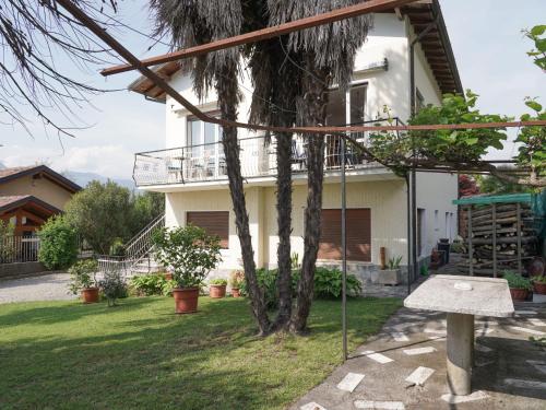 uitzicht op het huis vanaf de tuin bij Apartment Il Gallo Nero by Interhome in Brezzo