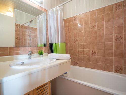 une salle de bain avec un lavabo et une baignoire dans l'établissement Apartment Le Victoria-2 by Interhome, à Saint-Aygulf