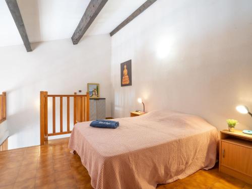 une chambre avec un grand lit dans une pièce dans l'établissement Apartment Le Victoria-2 by Interhome, à Saint-Aygulf