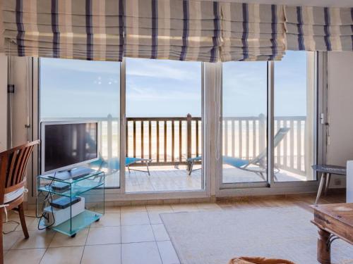 - un salon avec vue sur l'océan dans l'établissement Apartment Les Terrasses du Casino by Interhome, à Cabourg