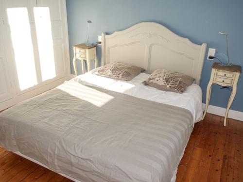 - un lit blanc avec deux oreillers dans une chambre dans l'établissement Apartment Les Nielles by Interhome, à Saint-Malo