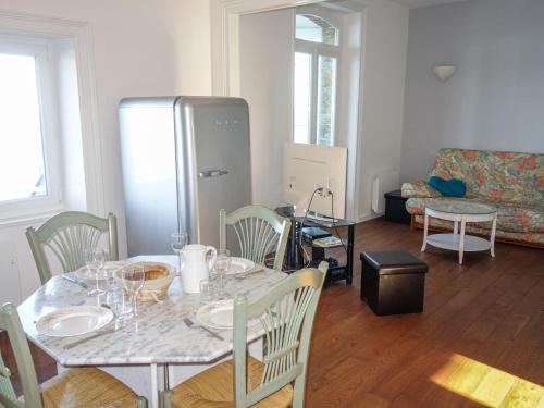 une salle à manger avec une table et un réfrigérateur dans l'établissement Apartment Les Nielles by Interhome, à Saint-Malo