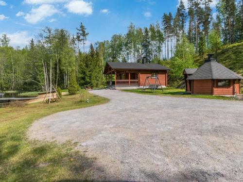 uma grande calçada de cascalho em frente a uma cabine em Holiday Home 7734 by Interhome em Kaartilankoski