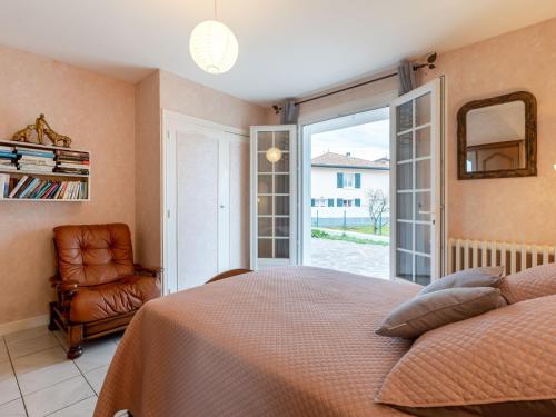 une chambre avec un lit, une chaise et une fenêtre dans l'établissement Apartment Petit bois-1 by Interhome, à Saint-Jean-de-Luz