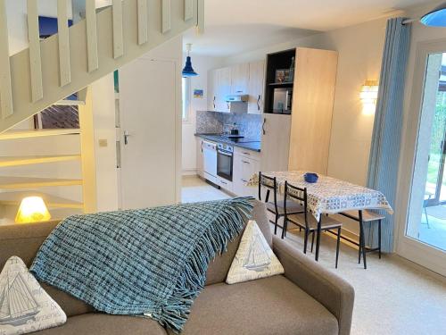 un salon avec un canapé et une table dans l'établissement Holiday Home Le Pré Verger-3 by Interhome, à Villers-sur-Mer