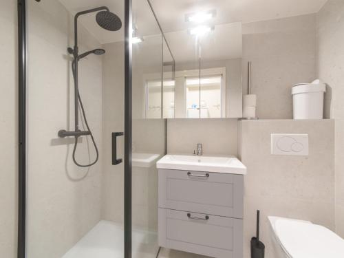 La salle de bains est pourvue d'une douche et d'un lavabo. dans l'établissement Studio High in the sky by Interhome, au Coq