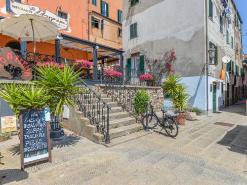 リオ・マリーナにあるHoliday Home Il Pozzo a Mare by Interhomeの階段と自転車、傘のある通り