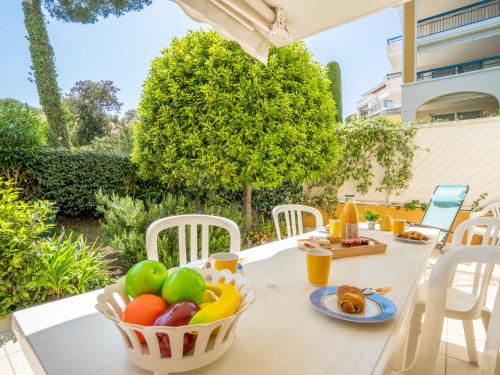 Photo de la galerie de l'établissement Apartment Le Grand Parc-5 by Interhome, à Saint-Aygulf