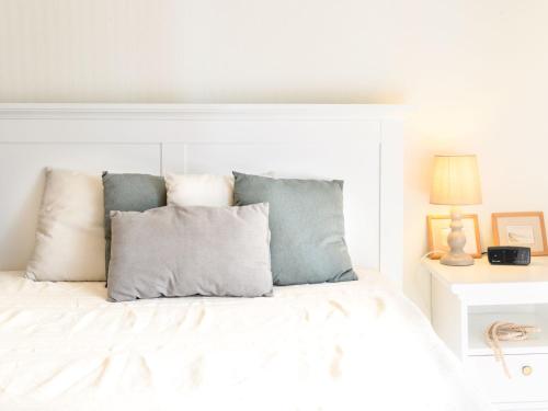 - un lit blanc avec 4 oreillers dans l'établissement Apartment Artéthys by Interhome, à Arcachon