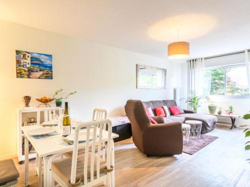 un salon avec un canapé et une table dans l'établissement Apartment Artéthys by Interhome, à Arcachon