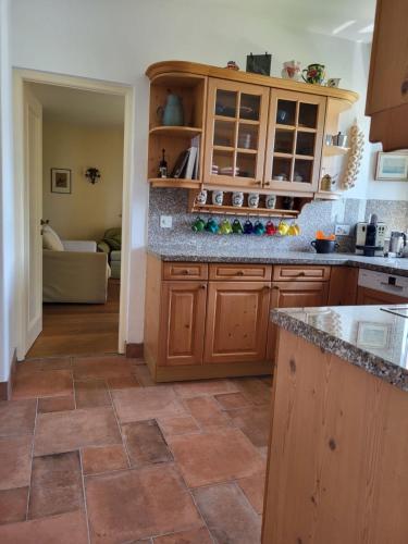 eine Küche mit Holzschränken und Fliesenboden in der Unterkunft Holiday Home Villetta Irma by Interhome in Ronco sopra Ascona