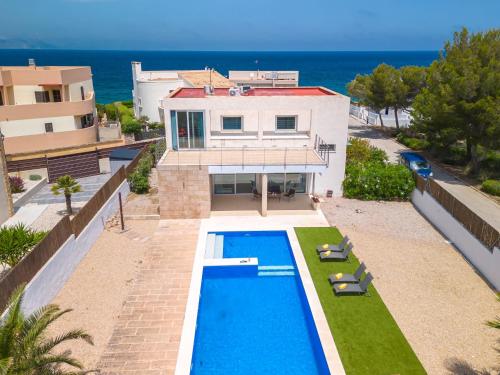 una vista aérea de una casa con piscina en Villa Villa Carme by Interhome, en Colonia de San Pedro
