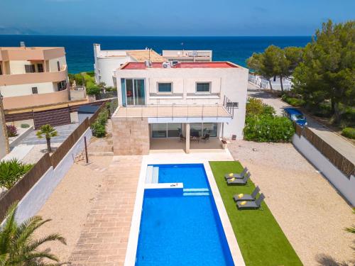 The swimming pool at or close to Villa Villa Mut by Interhome