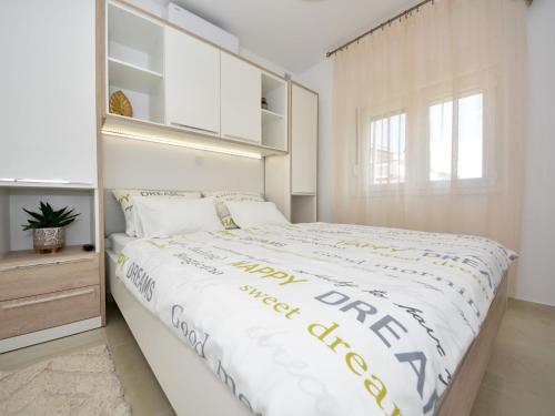 Postel nebo postele na pokoji v ubytování Apartment Matanovi Dvori-1 by Interhome