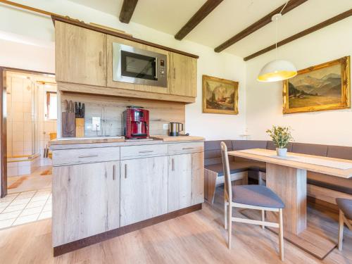 Η κουζίνα ή μικρή κουζίνα στο Apartment Am Hohen Bogen-62 by Interhome