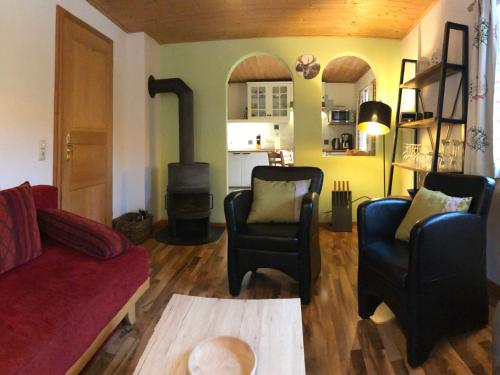 - un salon avec un canapé, deux chaises et une table dans l'établissement Apartment Gurkhof-1 by Interhome, à Gnesau