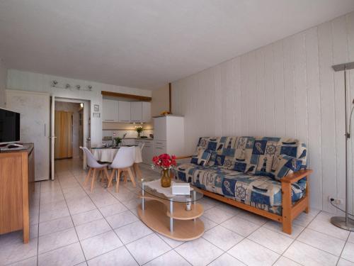un salon avec un canapé et une table dans l'établissement Studio Le Cormoran-2 by Interhome, au Grau-du-Roi