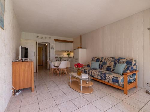 un salon avec un canapé et une table dans l'établissement Studio Le Cormoran-2 by Interhome, au Grau-du-Roi