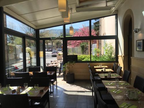 ラ・カヌルグにあるLa Citadelleの通りの景色を望むレストラン(テーブル、椅子付)
