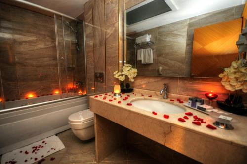A bathroom at Golden Deluxe Hotel