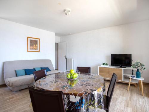 sala de estar con mesa y sofá en Apartment Les Voiliers by Interhome, en Saint-Laurent-du-Var