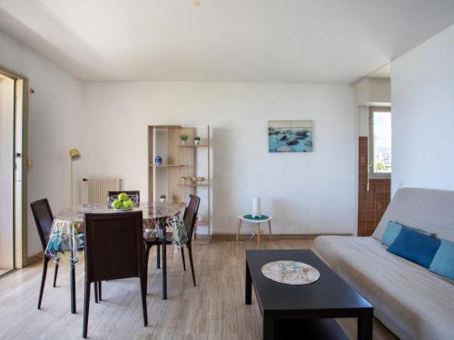 un salon avec une table et un canapé dans l'établissement Apartment Les Voiliers by Interhome, à Saint-Laurent-du-Var
