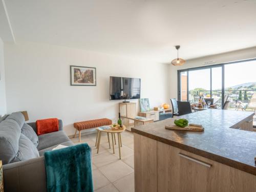 un salon avec un canapé et une cuisine dans l'établissement Apartment Le Diamanti-1 by Interhome, à Saint-Aygulf