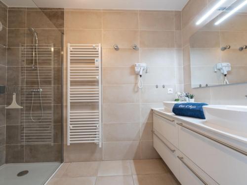 une salle de bain avec une douche, un lavabo et un miroir dans l'établissement Apartment Le Diamanti-1 by Interhome, à Saint-Aygulf