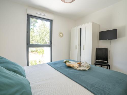- une chambre avec un lit doté d'une couverture bleue et d'une chaise dans l'établissement Apartment Le Diamanti-1 by Interhome, à Saint-Aygulf