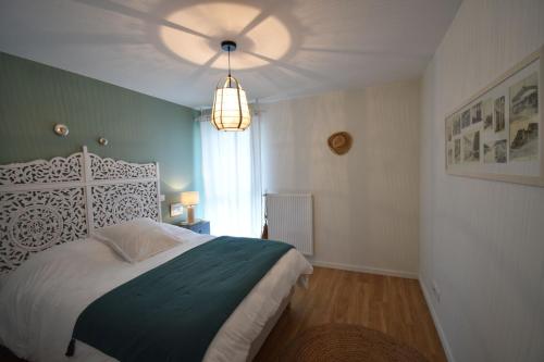 une chambre avec un lit et un ventilateur de plafond dans l'établissement Maréchal Foch - Magnifique appartement avec une spacieuse terrasse Capbreton, à Capbreton