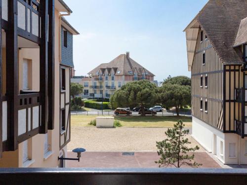 - une vue sur une cour entre deux bâtiments dans l'établissement Apartment Galion 1 et 2 by Interhome, à Dives-sur-Mer