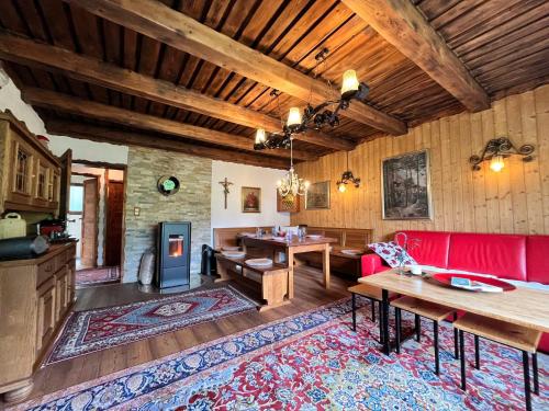 un soggiorno con divano rosso e tavolo di Chalet Bodental 28 by Interhome a Bodental