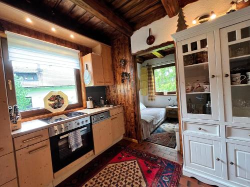 eine Küche mit einem Kochfeld im Zimmer in der Unterkunft Chalet Bodental 28 by Interhome in Bodental
