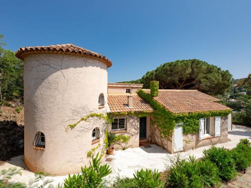 una antigua casa de piedra con una torre en Holiday Home Cascabelle by Interhome, en Sainte-Maxime