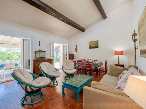 un salon avec un canapé, des chaises et une table dans l'établissement Holiday Home Cascabelle - MAX185 by Interhome, à Sainte-Maxime