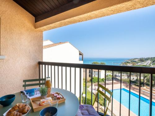 balkon ze stołem i widokiem na ocean w obiekcie Apartment La Gaillarde-16 by Interhome w mieście Les Issambres