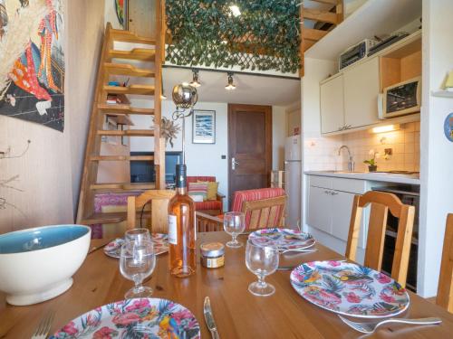 une cuisine et une salle à manger avec une table en bois et des verres dans l'établissement Apartment La Gaillarde-16 by Interhome, aux Issambres