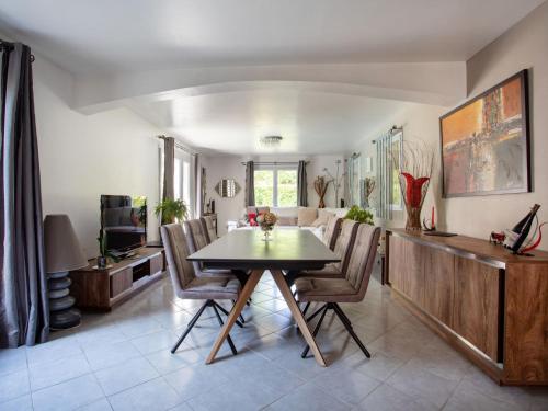 une salle à manger avec une table et des chaises dans l'établissement Holiday Home Villa Casa by Interhome, à Saint-Paul-de-Vence