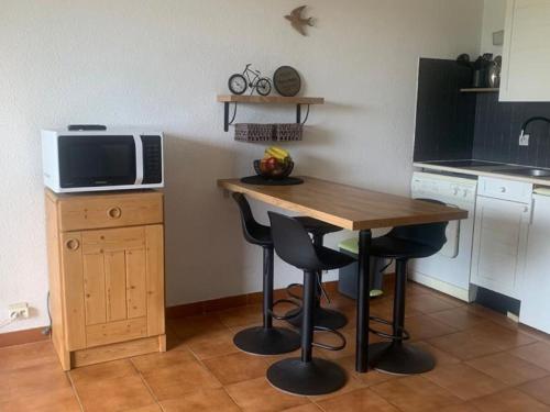 Kuchyňa alebo kuchynka v ubytovaní Studio L'Alicastre-4 by Interhome