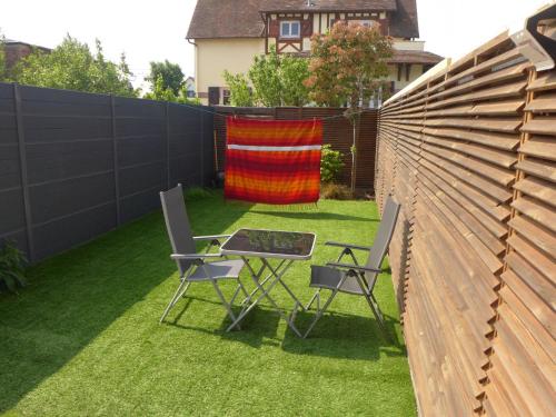 カブールにあるHoliday Home Les Étourneaux by Interhomeの裏庭(テーブル、椅子、フェンス付)