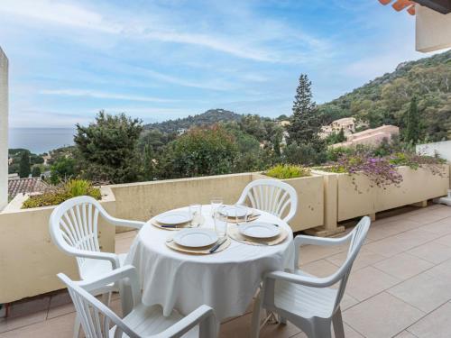une table et des chaises sur une terrasse avec vue dans l'établissement Apartment Les Pescadieres-4 by Interhome, au Lavandou
