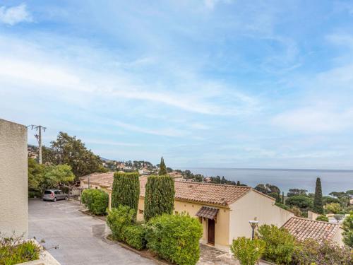 Cet appartement offre une vue sur l'océan. dans l'établissement Apartment Les Pescadieres-4 by Interhome, au Lavandou