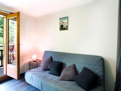 - un canapé bleu dans le salon dans l'établissement Studio La Piste B71 by Interhome, à Saint-Gervais-les-Bains