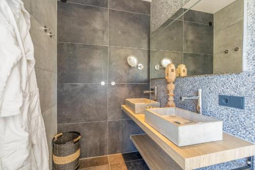 a bathroom with a sink and a shower at Buytenplaats Villa 193 in De Koog