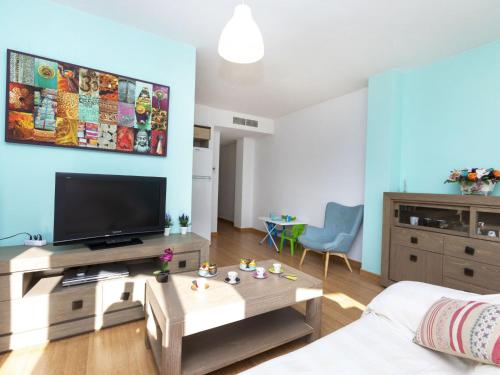 - un salon avec une télévision et un canapé dans l'établissement Apartment Mirador de Llandels I by Interhome, à Peñíscola