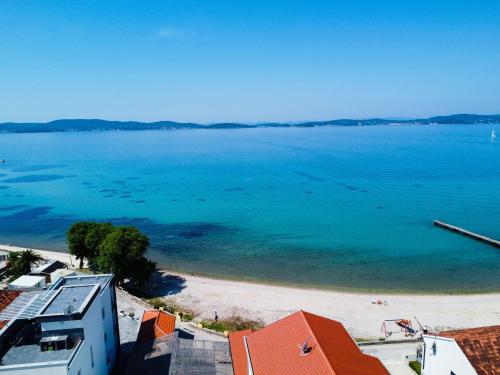 - une vue aérienne sur la plage et l'océan dans l'établissement Apartment Beach Feelings by Interhome, à Sukošan