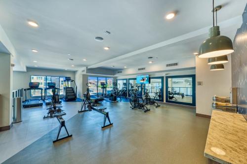 Fitness centrum a/nebo fitness zařízení v ubytování Spacious Westgate CozySuites by stadium with pool 1