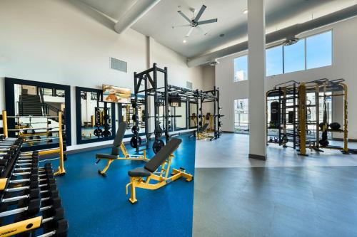 Fitness centrum a/nebo fitness zařízení v ubytování Spacious Westgate CozySuites by stadium with pool 1