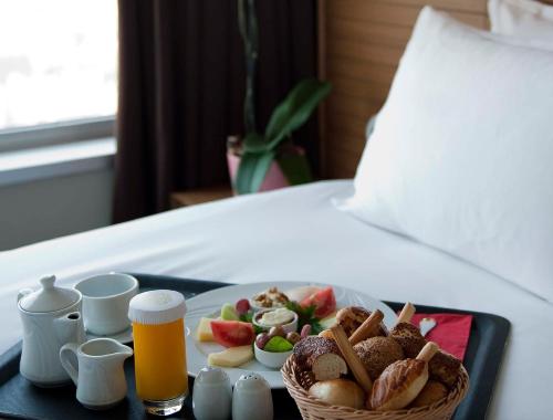 - un plateau/bouilloire sur un lit dans l'établissement The Marmara Pera, à Istanbul