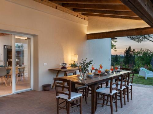 comedor con mesa de madera y sillas en Villa Oliva by Interhome, en Querce